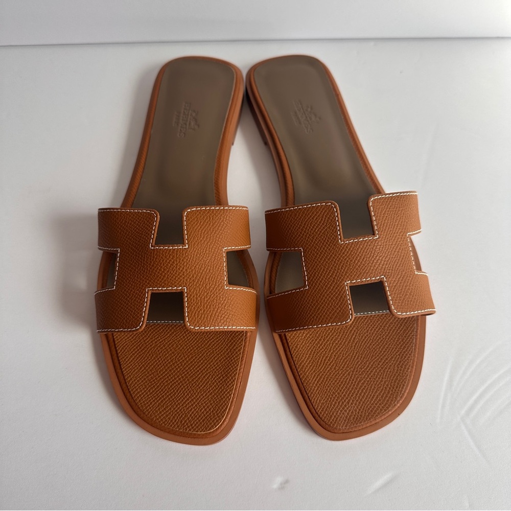 Classic flat leather sandals